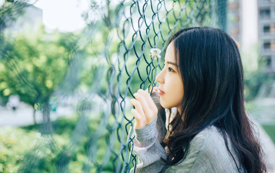 我可以笑着给你个台阶下，也可以毫不留情的给你个大嘴巴子。老铁，做人别太飘，小心背后挨刀啊。